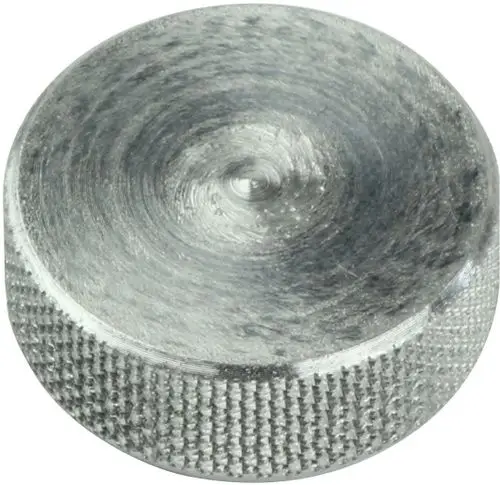 Metallische Schraubkappe mit Dichtscheibe, gefertigt von Bosch, mit geriffelter Außenseite und glatter Innenfläche, auf hellem Hintergrund sichtbar.